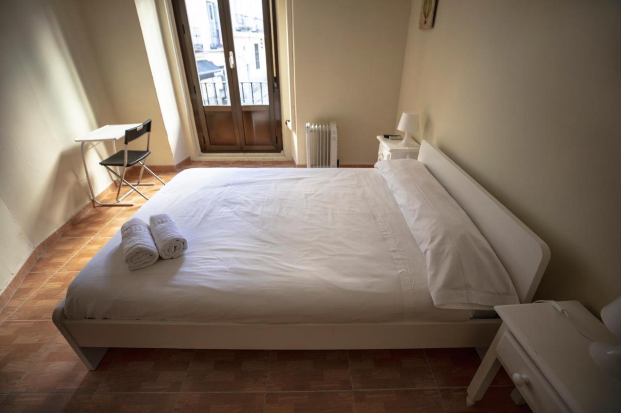 Hostal Los Perales Madrid Exterior photo A bedroom